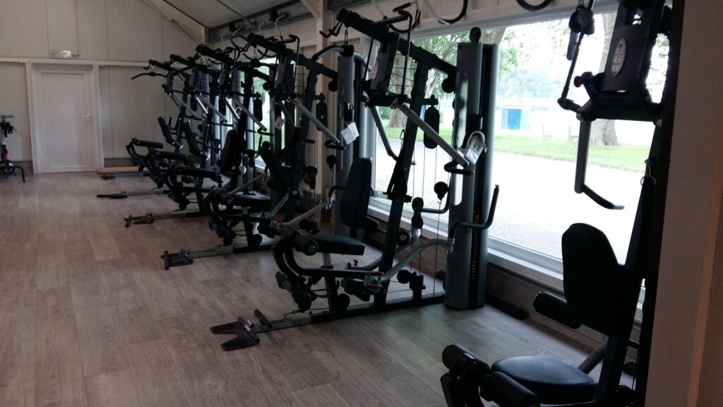 Groepszaal met houten vloer